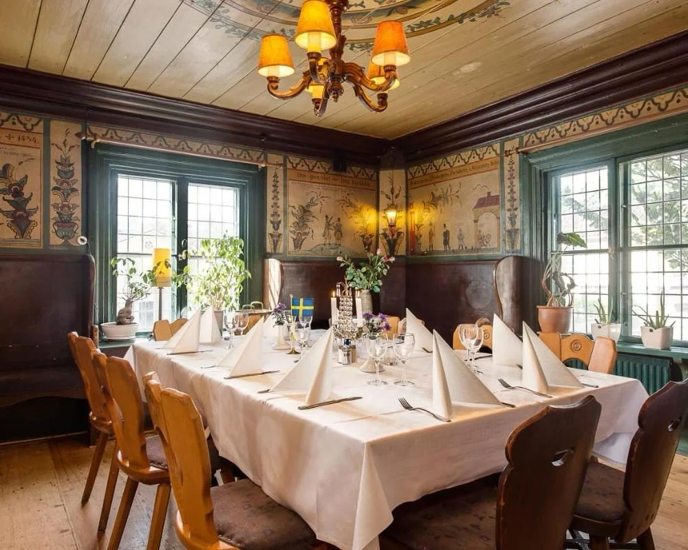 Restaurangen – dukat bord med fönsterljus och varm atmosfär