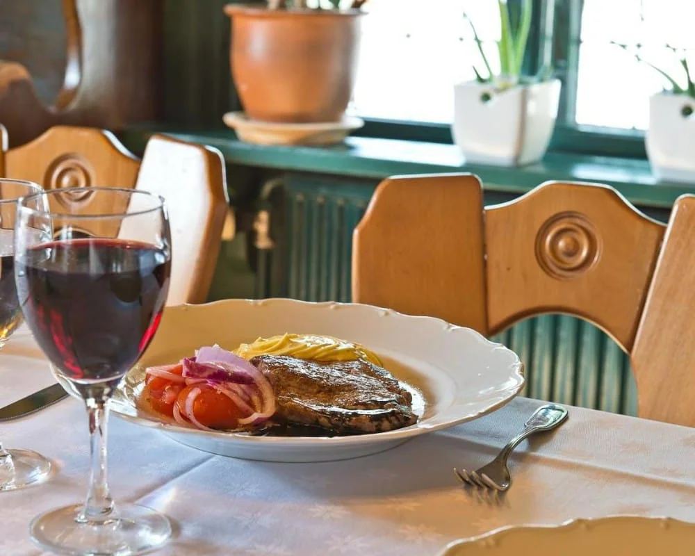Rödvin och mat på restaurangen – utsökt kvällsmiddag